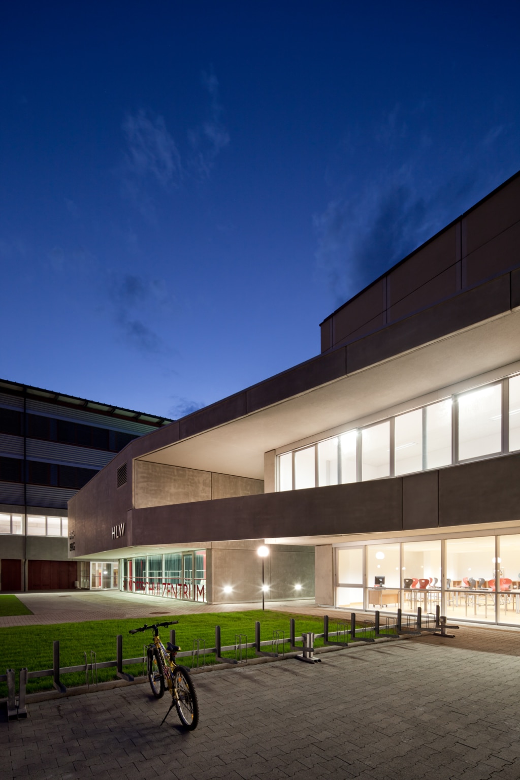 Bundesschulzentrum St. Veit, Außenansicht bei Nacht