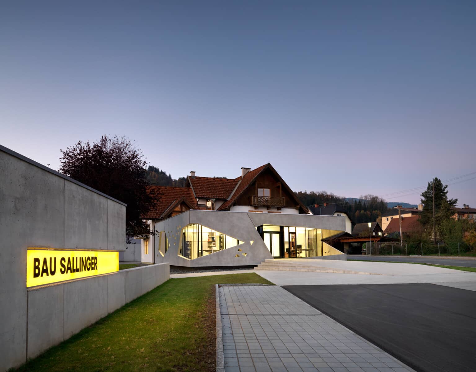 Bau Sallinger Bürogebäude, Ansicht bei Dämmerung