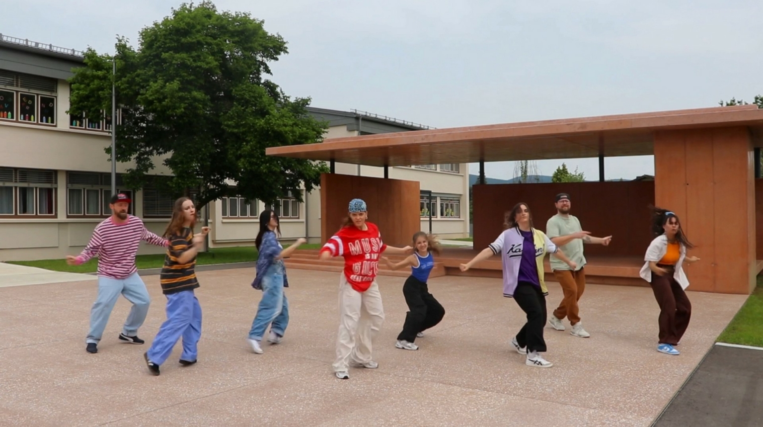 Neugestaltung Ortsplatz Kappel am Krappfeld, Tanzperformance am Platz von the FAM of arts, Juni 2024