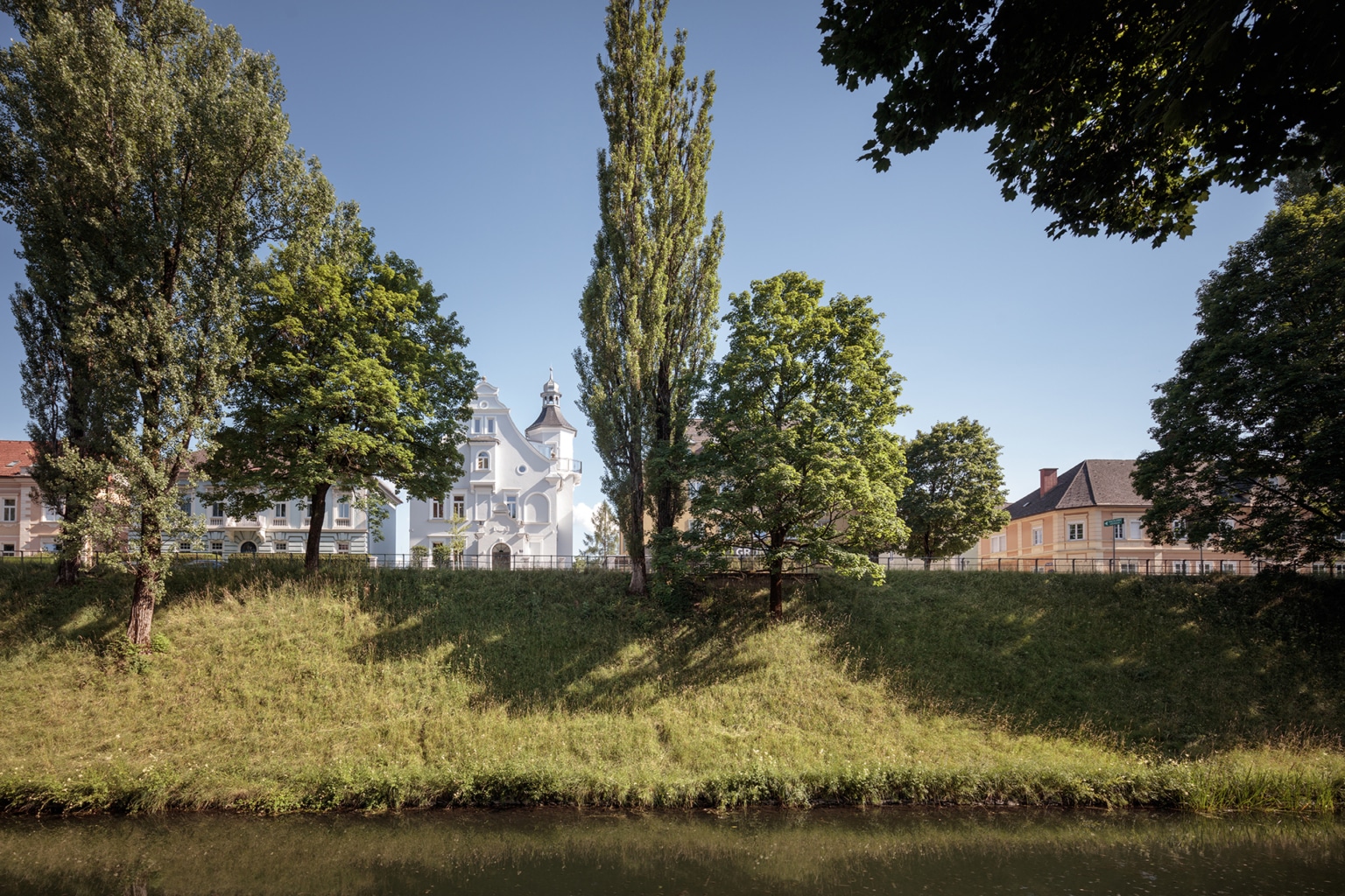 Kindergarten Dragonfly, Ansicht vom Lendkanal