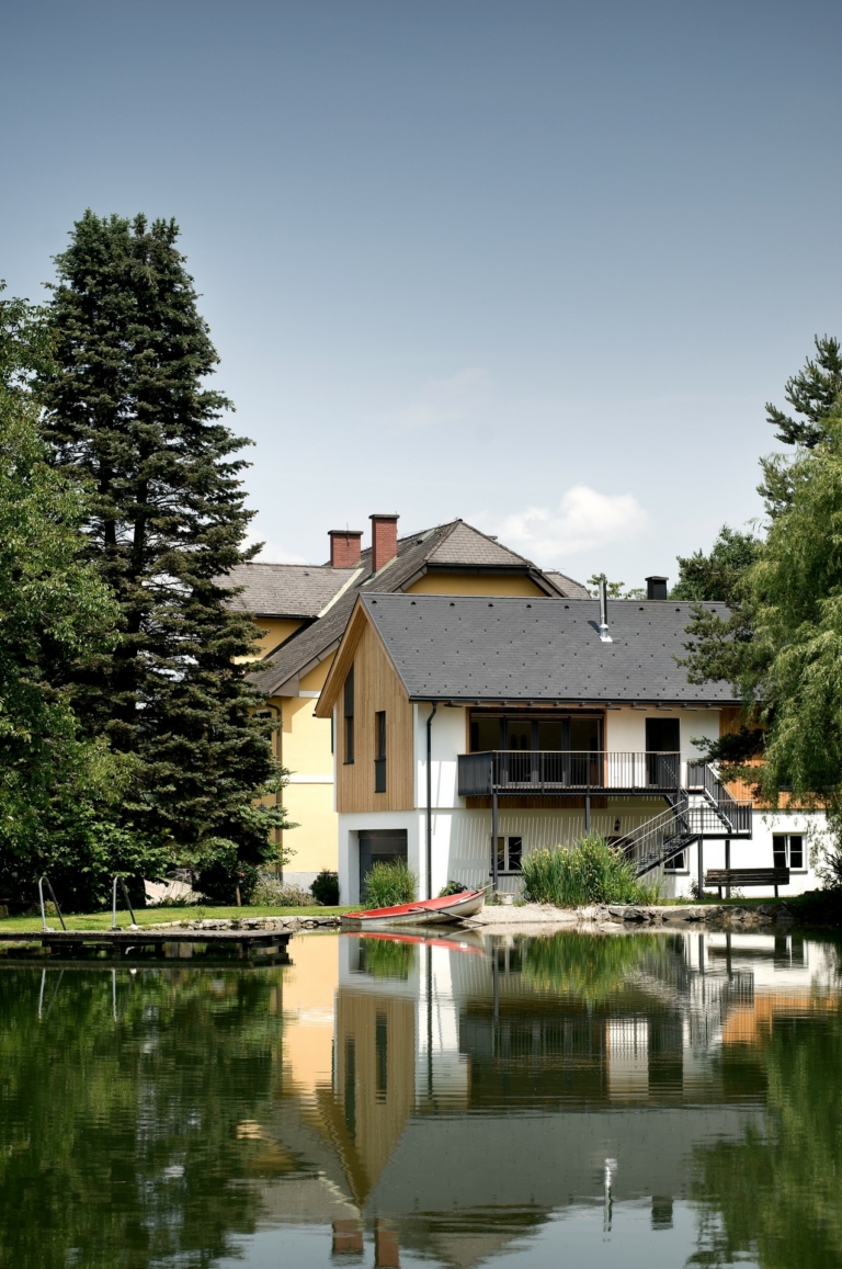 Haus KNA, Maria Saal, Außenansicht mit Teich