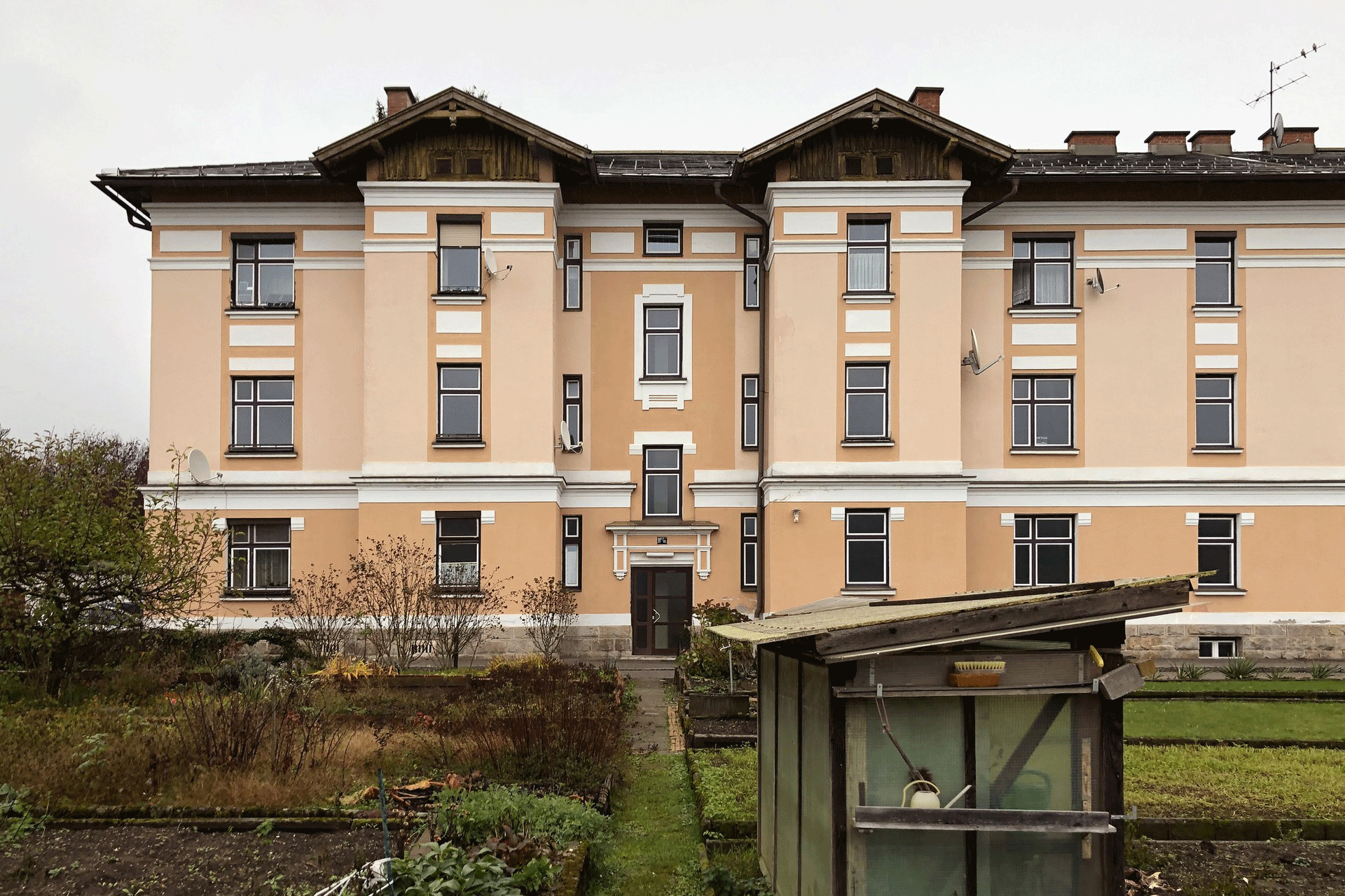 ÖBB Wohnbau Carl-Wurmb-Weg 4 und 6, Spittal an der Drau, Haus 4 vor und nach dem Umbau