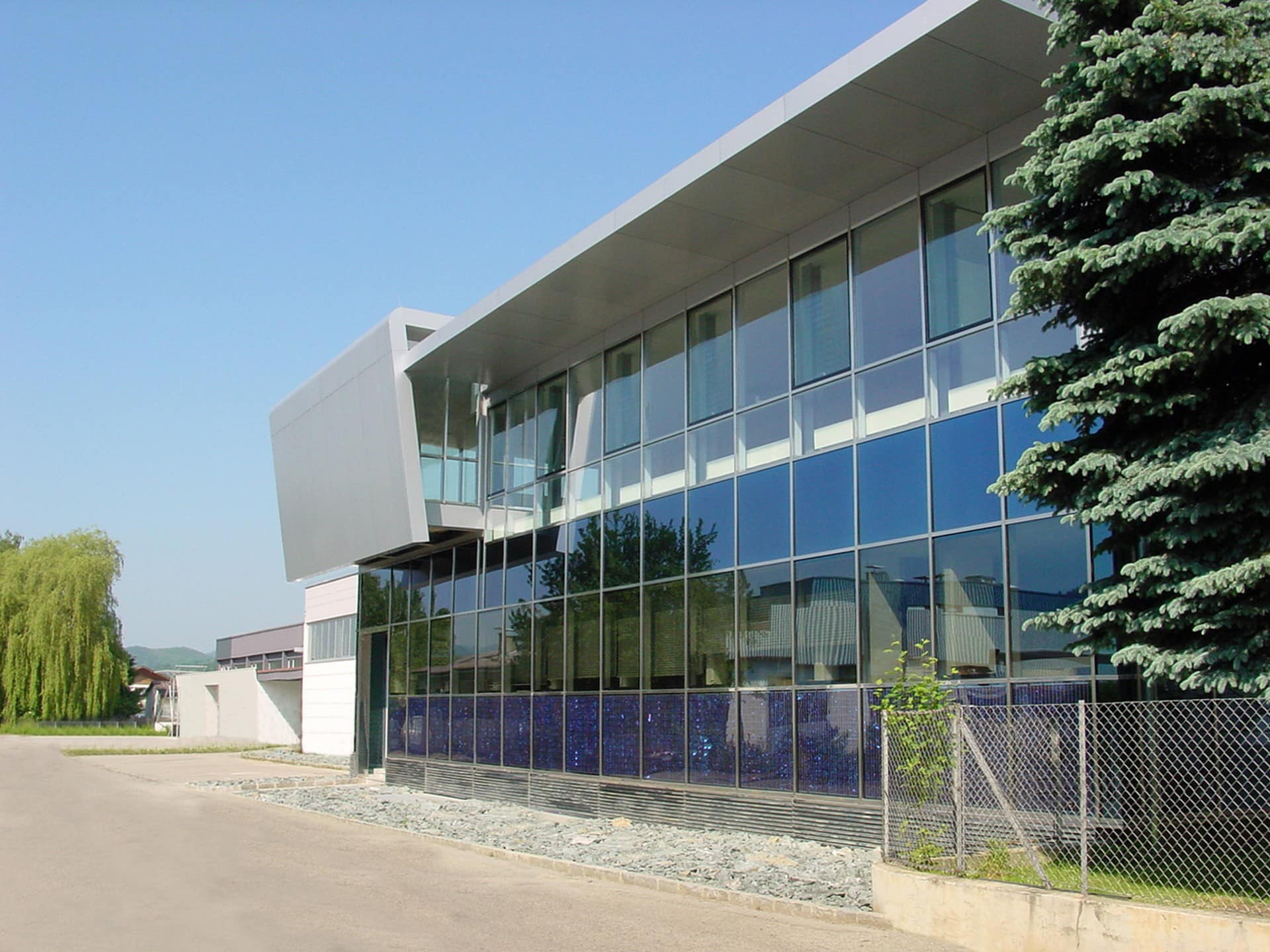 Sauritschnig Alu-Stahl-Glas GesmbH, Verdoppelung der Bürofläche durch Aufstockung auf den Bestand