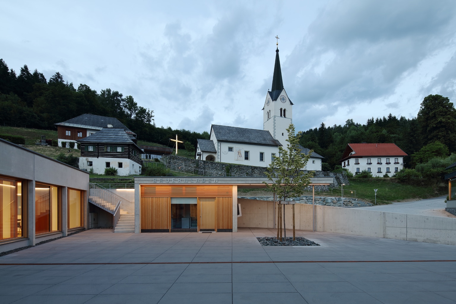 Gemeindezentrum Techelsberg, Ansicht auf Bauernladen, Kirche und Probstei