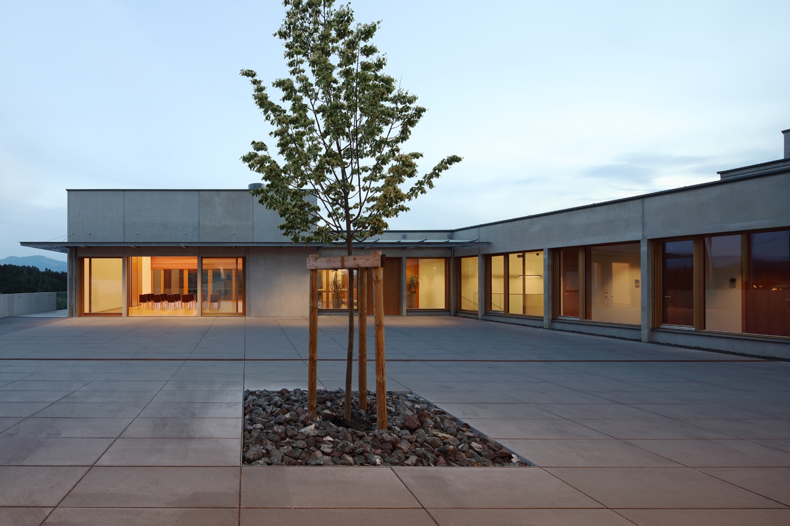 Gemeindezentrum Techelsberg, Dorfplatz mit Linde