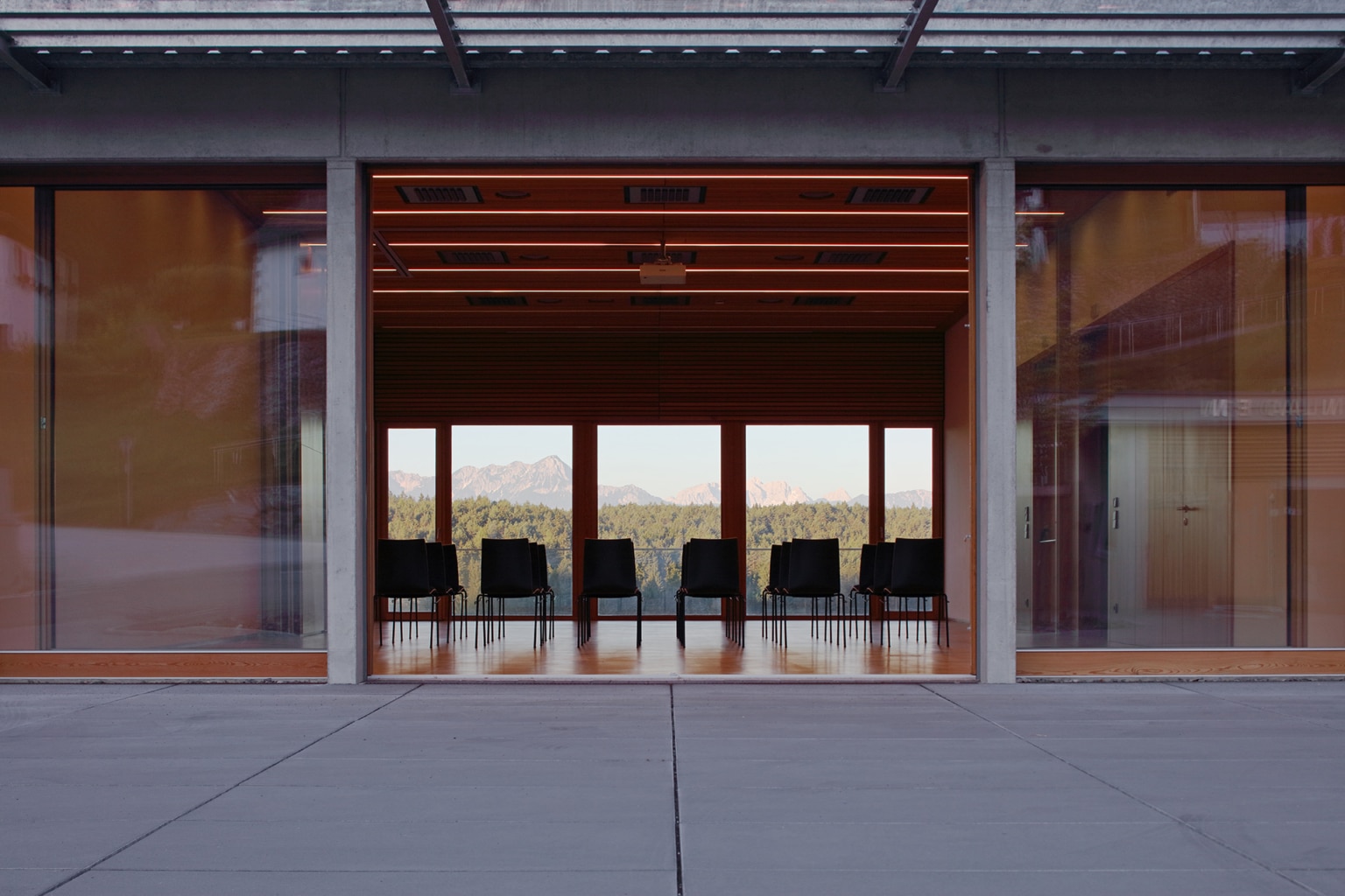 Gemeindezentrum Techelsberg, Versammlungsraum mit Panorama im Hintergrund